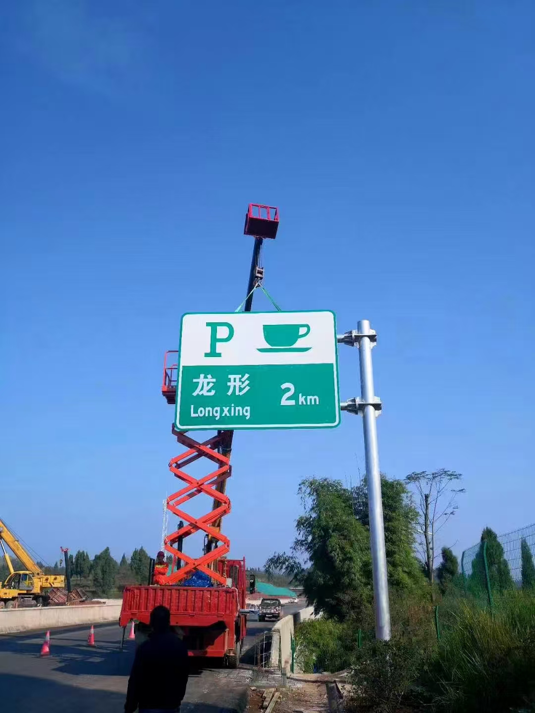 襄阳市红绿灯杆指路牌 - 哪里好